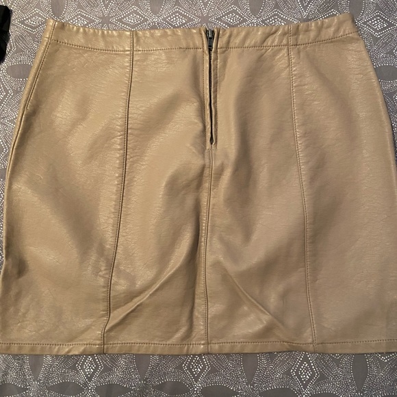 Synthetic leather mini skirt - Picture 2 of 3